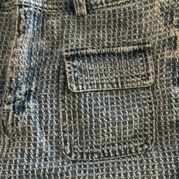 Textured denim shorts! Front pockets, tulip side hem design w/ side slits. - Picture 5 of 9